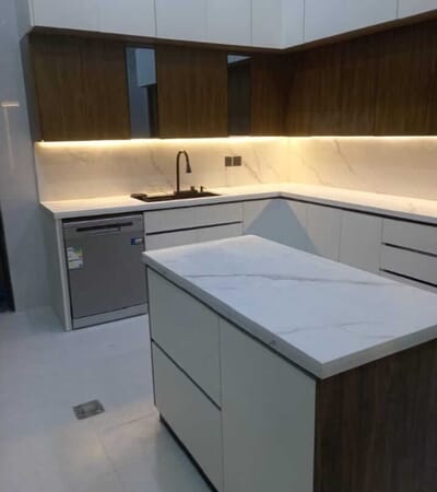 مطبخ أبيض فاخر مع تصميم عصري – تفصيل مطابخ الرياض – تاج العرب للمطابخ